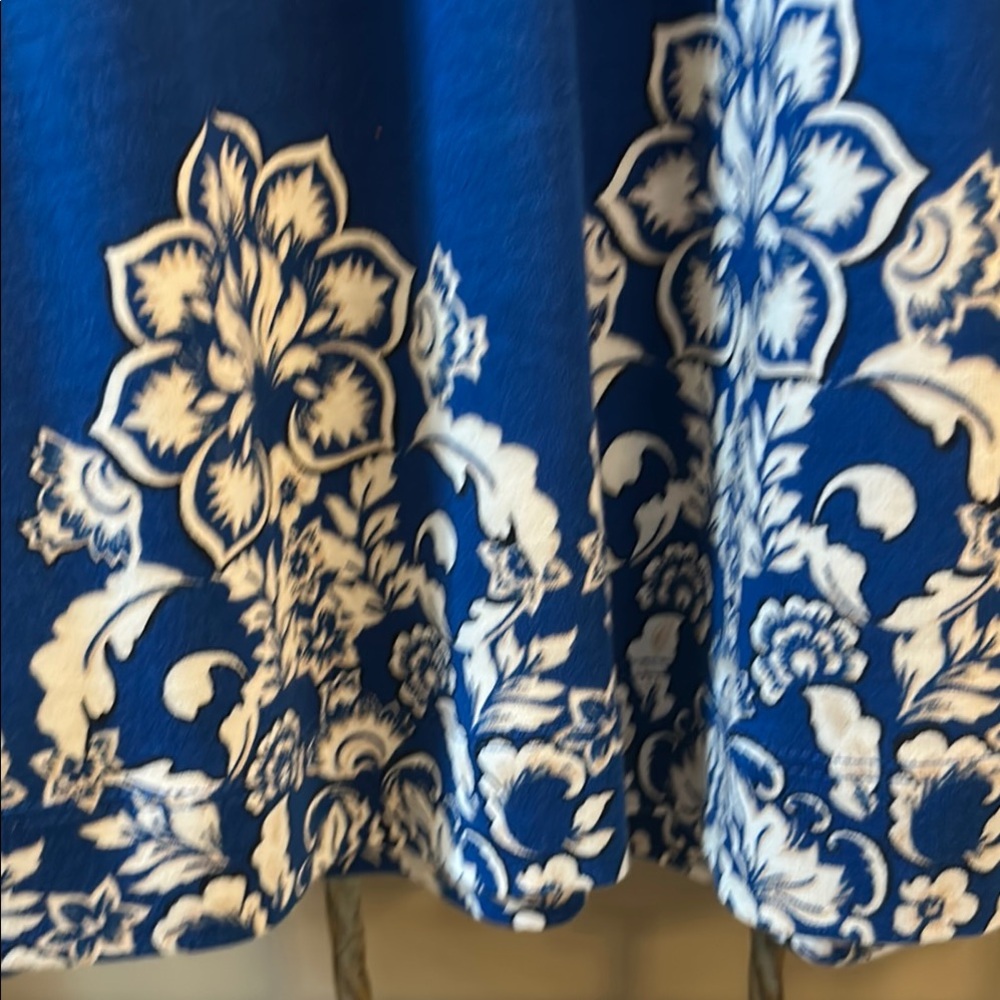 Chico's Royal Blue V-Neck Top with White Floral Design - Picture 3 of 9